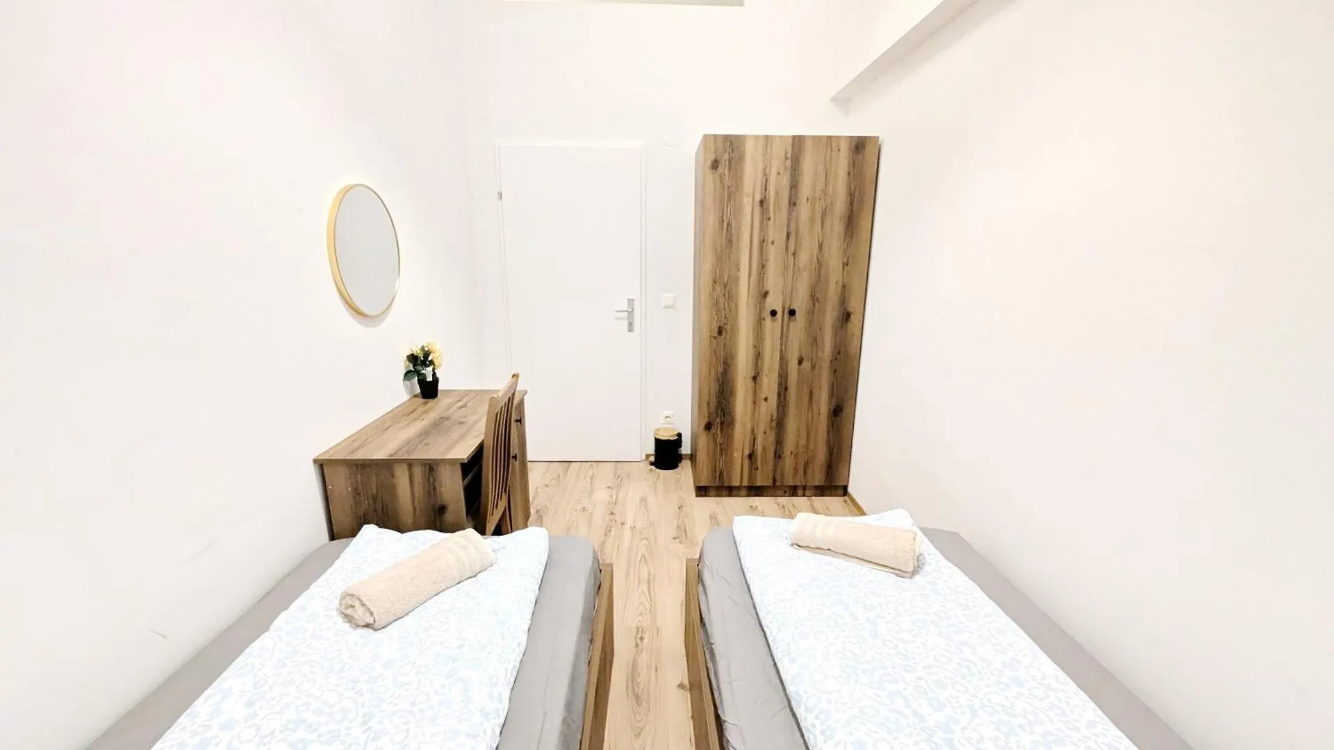 Spacious Rooms - 15 Min From Airport & City Center, 5 Min From Vienna Main-Bus Station Ez 42 Homestay